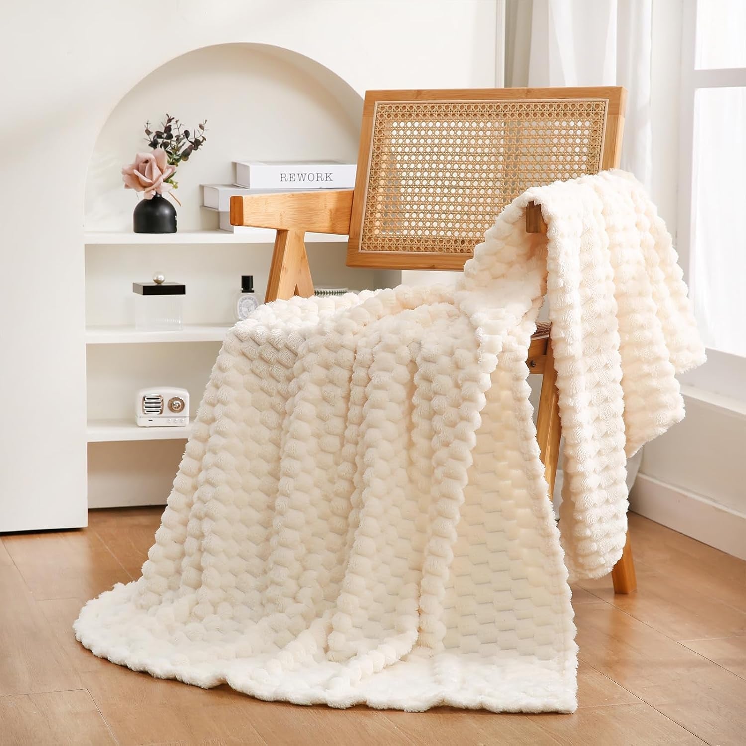 Cozy Plush Throw Blanket | Soft Fleece Blanket for Couch, Bed & Living Room