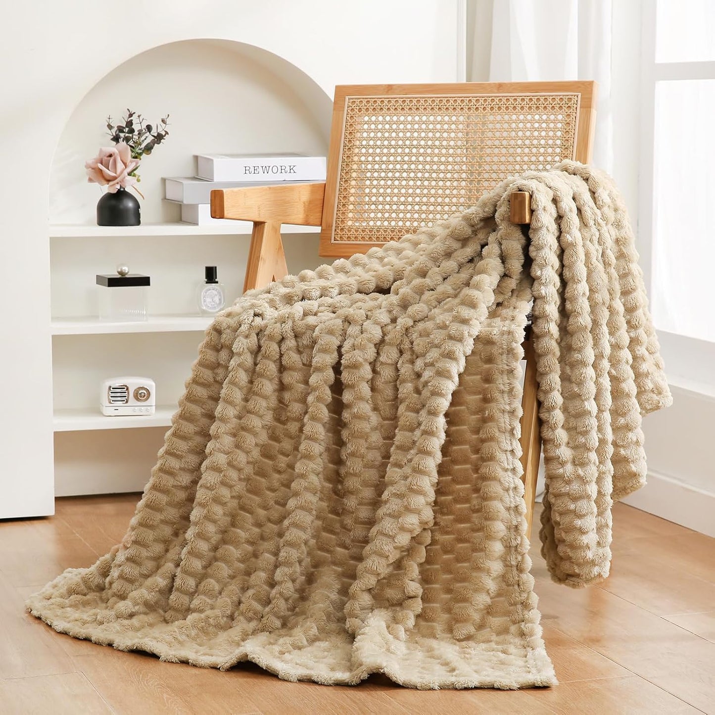 Cozy Plush Throw Blanket | Soft Fleece Blanket for Couch, Bed & Living Room