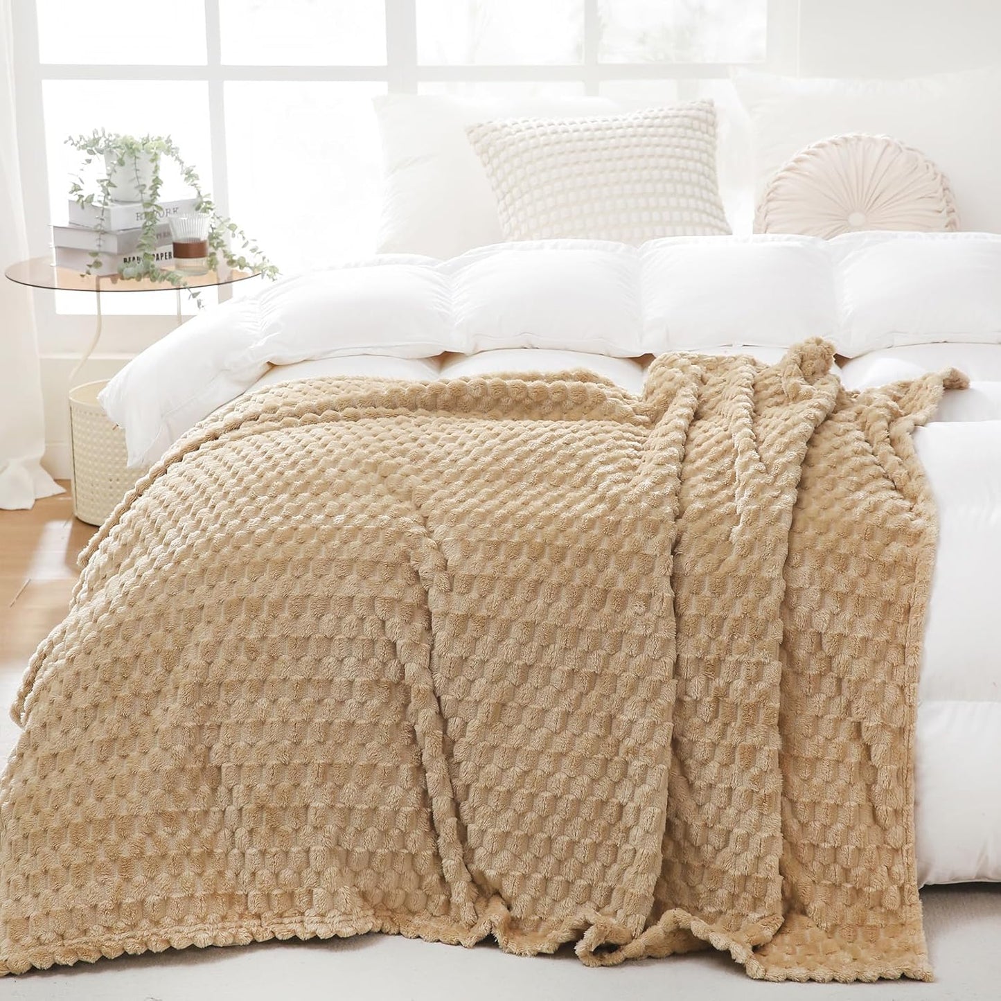 Cozy Plush Throw Blanket | Soft Fleece Blanket for Couch, Bed & Living Room